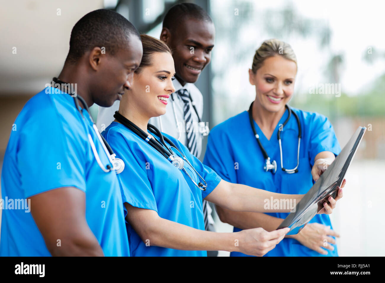 Gruppo di lavoratori medici guardando del paziente x-ray Foto Stock