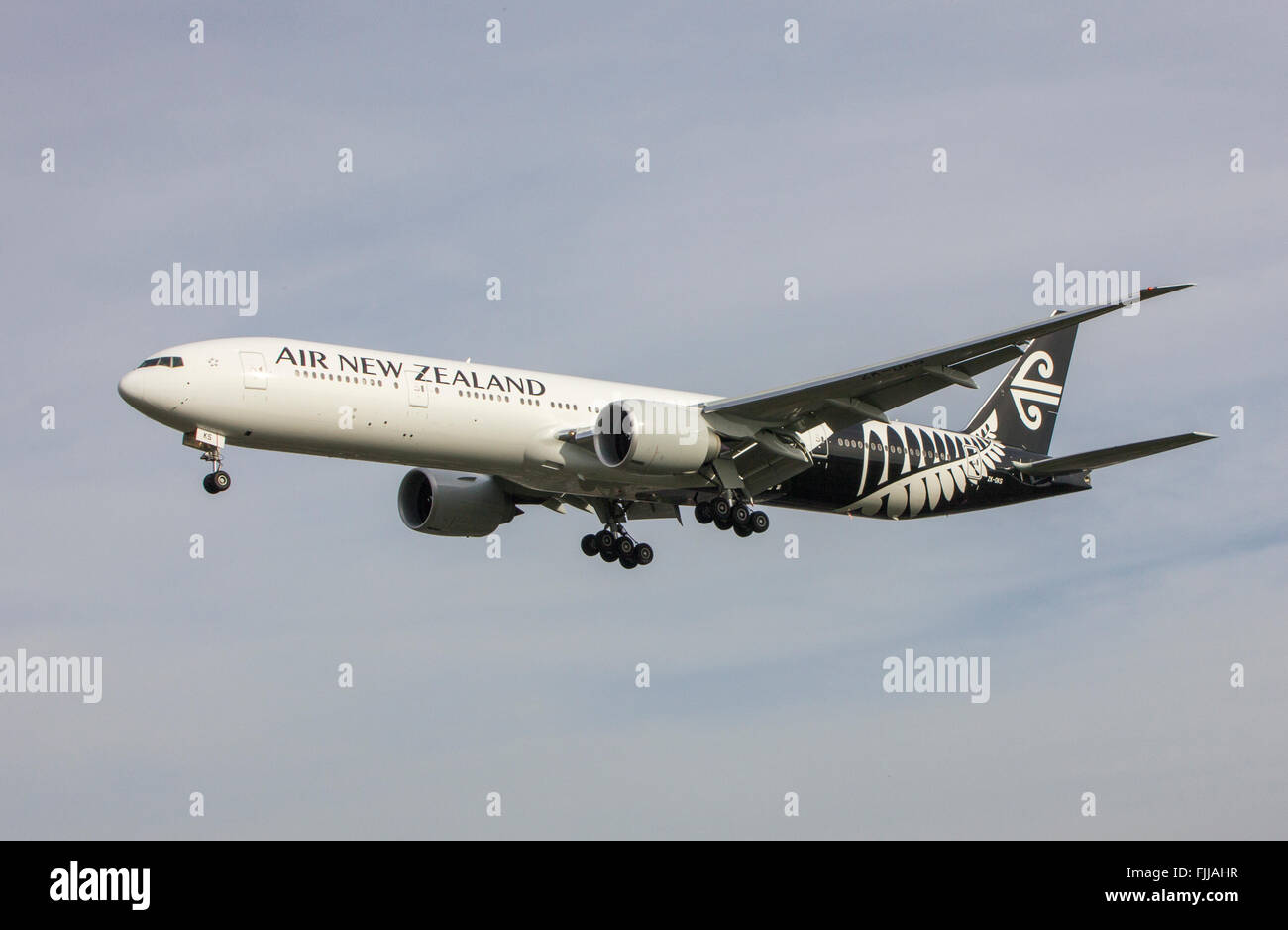 Boeing 777 Air New Zealand Airlines in atterraggio a LHR London Heathrow Airport Foto Stock