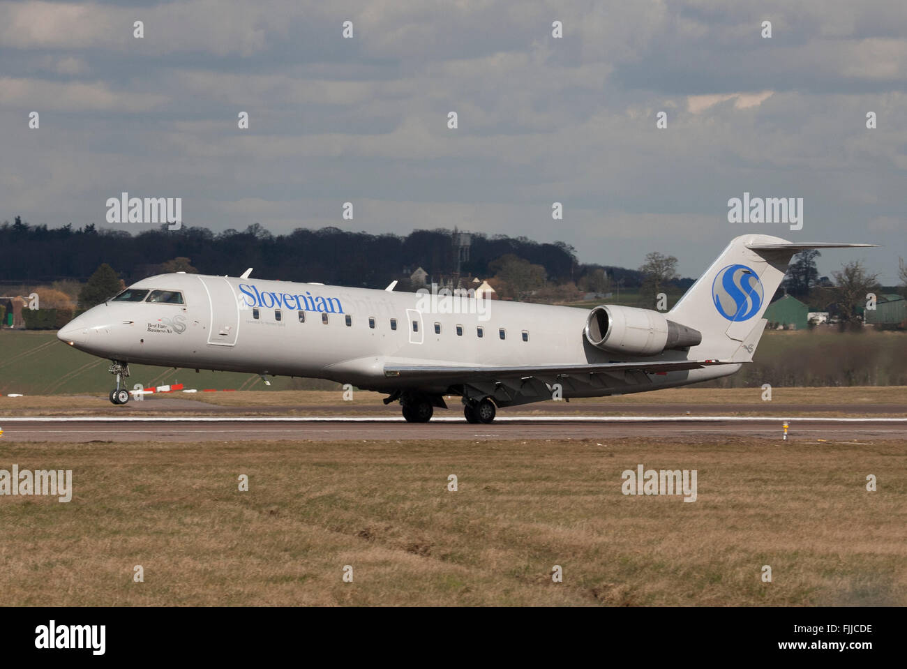 Canadair CL600 sloveno Airlines in atterraggio LTN Foto Stock