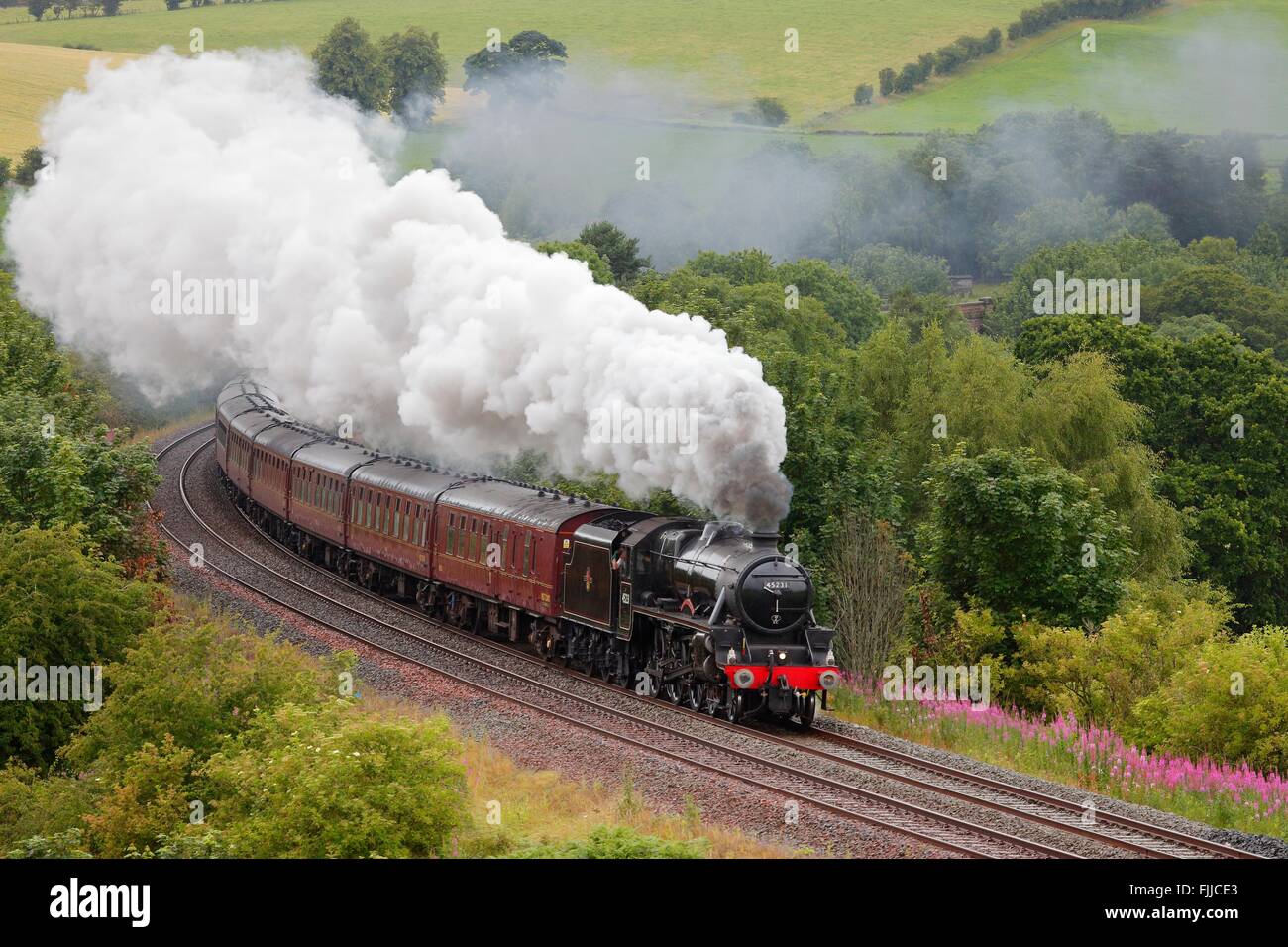 Accontentarsi di Carlisle linea ferroviaria. Treno a vapore la Sherwood Forester LMS Stanier Class 45231. Barone basso legno agriturismo, Armathwaite, REGNO UNITO Foto Stock