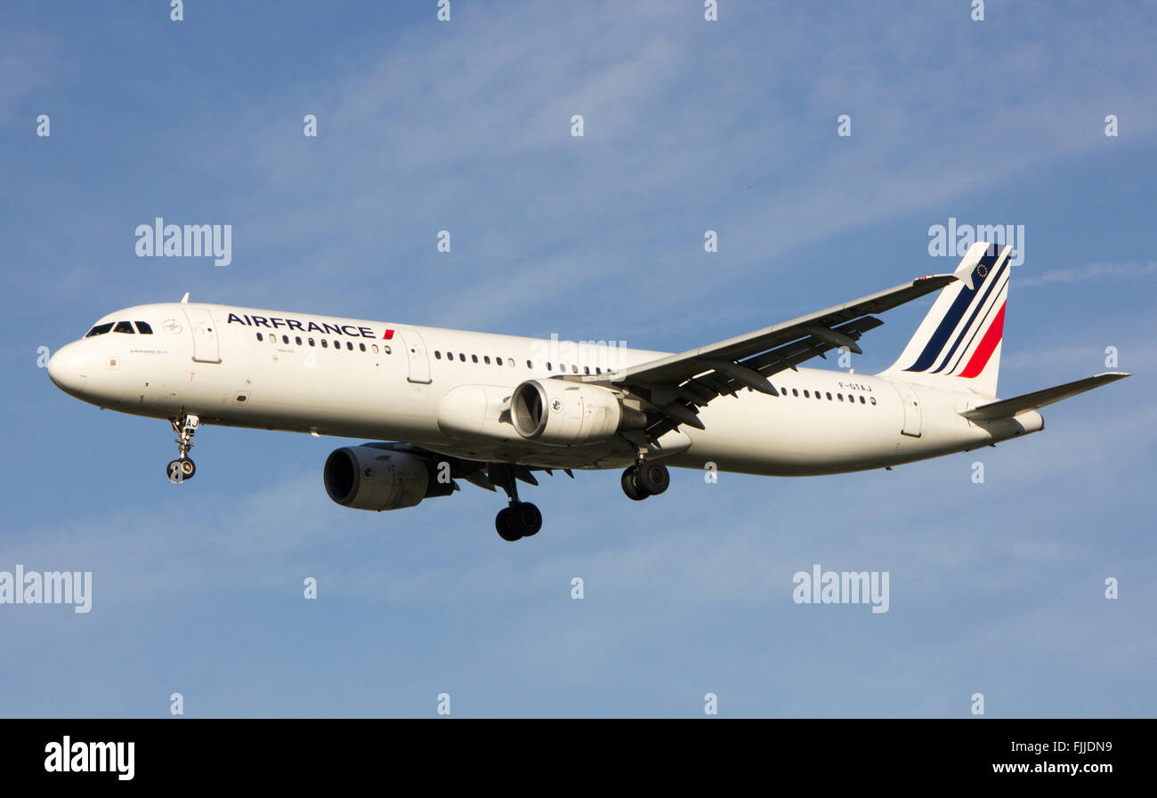 Airbus A321 di Air France Airlines in atterraggio a LHR London Heathrow Airport Foto Stock