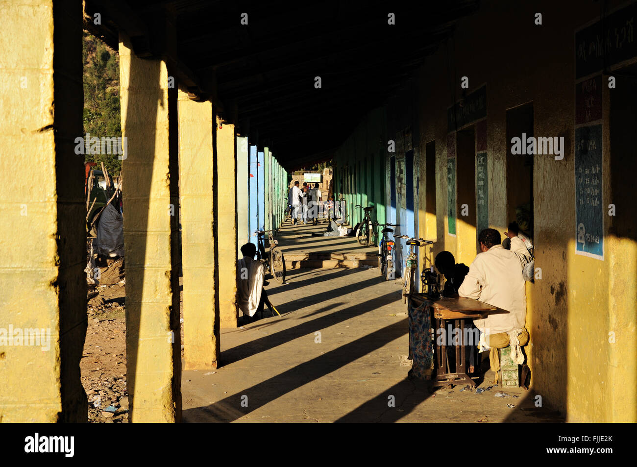 Vicoletto pieno in Axum (o Aksum), Tigray, Etiopia Foto Stock