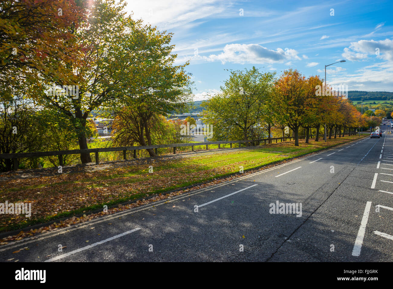 Strada asfaltata durante l'autunno. Valle del team, Gateshead. Foto Stock