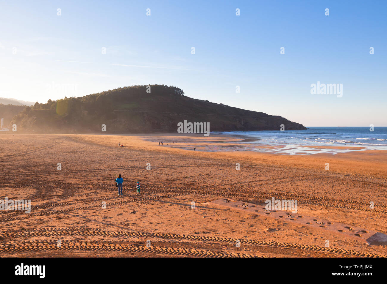 Il Golfo di Biscaglia vicino a Bilbao, in Spagna a gennaio: lungo la spiaggia e l'oceano prima del tramonto Foto Stock