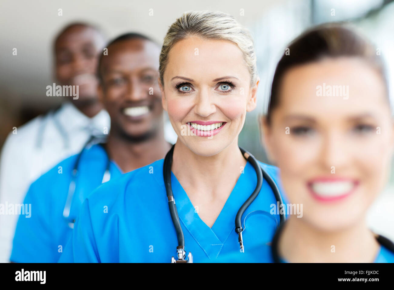 Gruppo di felice lavoratori medici line up Foto Stock