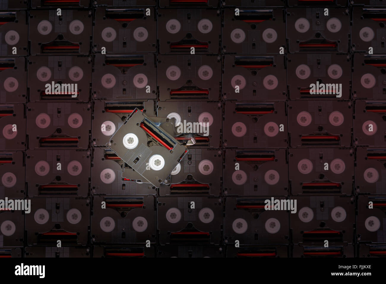 In stile vintage di abbandono di pila di vecchi inutile mini DV (video cassette a nastro) Foto Stock