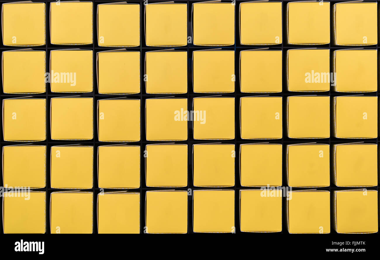Giallo scatole simmetrica nel modello organizzato con spazio di copia Foto Stock