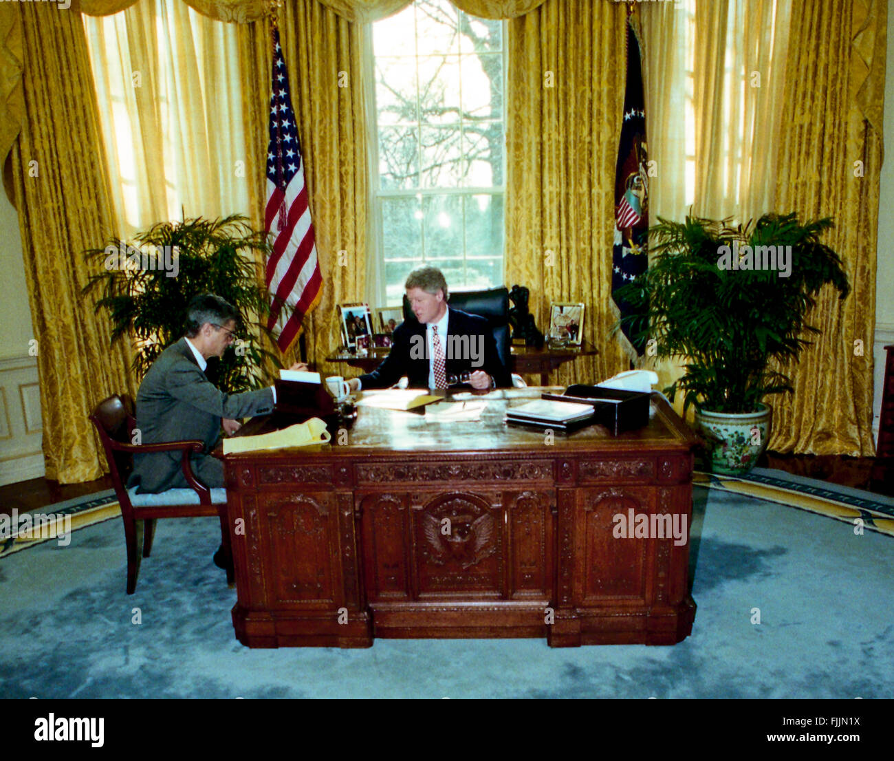 Washington, DC, Stati Uniti d'America, 24rd gennaio, 1993 presidente William Clinton si siede alla sua scrivania in ufficio ovale come lavora con Robert Rubin il presidente del consiglio economico la stesura del discorso che egli consegnerà domani sulle sue politiche economiche Credito: Mark Reinstein Foto Stock