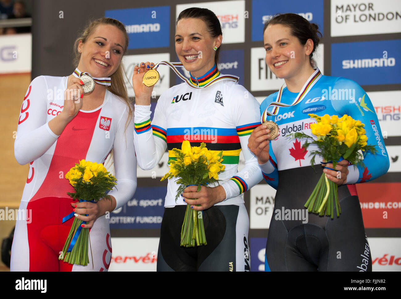 Lee Valley VeloPark, Queen Elizabeth Olympic Park, London, Regno Unito. 2 Marzo, 2016. I vincitori sul podio per le donne individuale inseguimento. Wojciech Pszczolarski [POL] Malgorzata Wojtyra [POL], Rebecca Wiasak [AUS], Annie Foreman-Mackey [può]. Credito: Stephen Bartolomeo/Alamy Live News Foto Stock