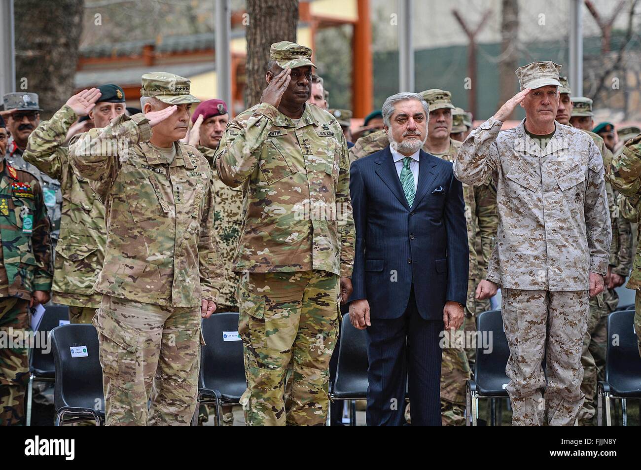 U.S Joint Chiefs Presidente Generale Joseph Dunford, destra saluta lungo con Gen. John Campbell, sinistra, Gen. Lloyd Austin e CEO afghano Abdullah Abdullah durante la modifica del comando cerimonia il 2 marzo 2016 a Kabul, Afghanistan. Foto Stock