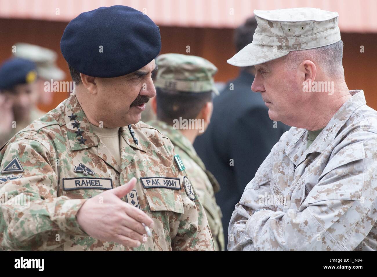 U.S Joint Chiefs Presidente Generale Joseph Dunford soddisfa con l esercito pakistano capo del personale, Gen. Raheel Sharif Marzo 2, 2016 a Kabul, Afghanistan. Dunford è in Afghanistan per la modifica del comando di U.S. Le forze. Foto Stock