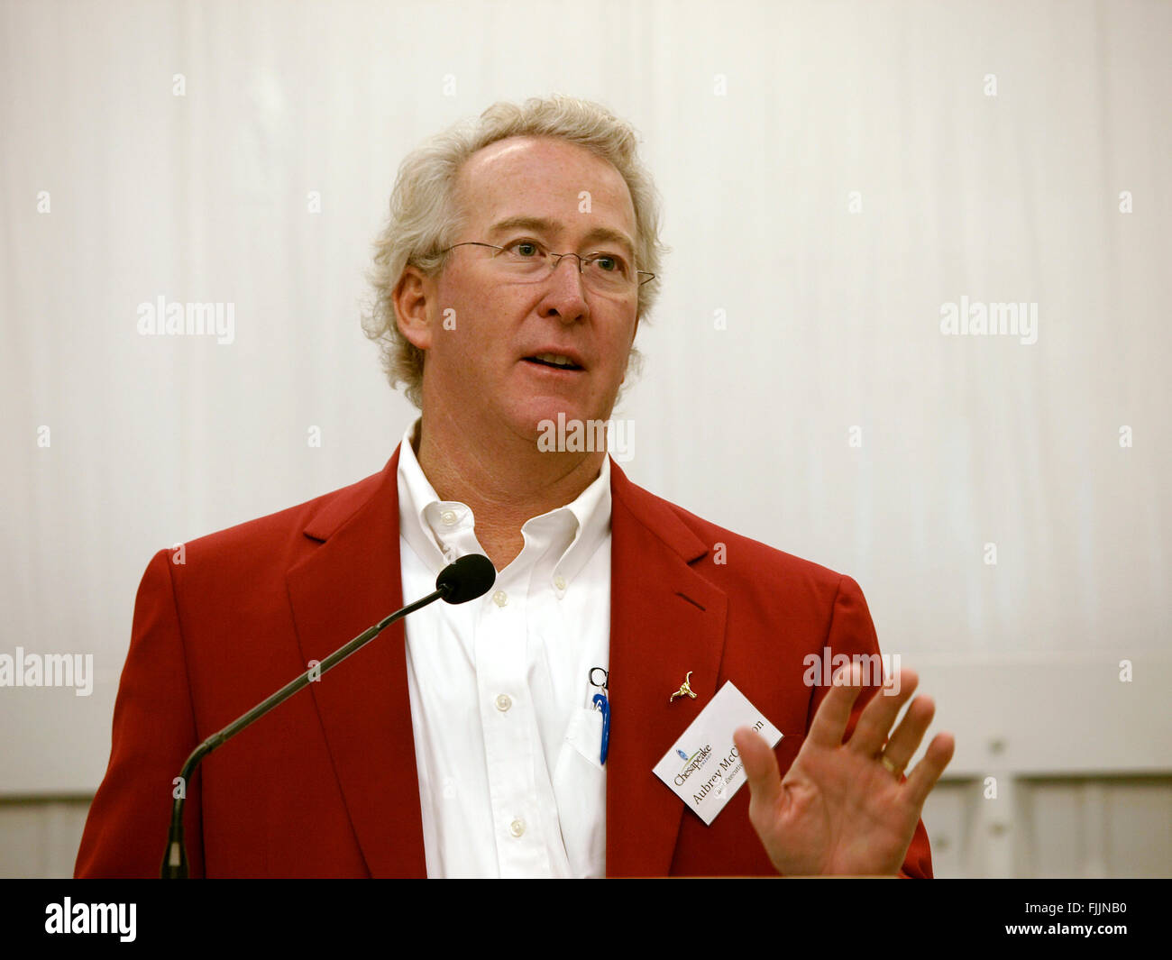 PICS FILE: FT Worth, Texas, Stati Uniti d'America. 16 ottobre, 2009. File foto di Aubrey McClendon parlando alla dedizione di Chesapeake Energy service center in 2009. McClendon morì in Oklahoma City in auto incidente il 2 marzo dopo essere stato incriminato dal gran giurì federale martedì 1 marzo. Credito: J. G. Domke/Alamy Live News Foto Stock