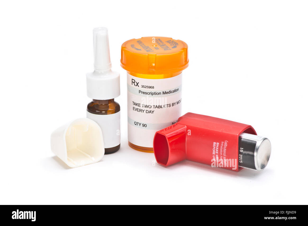 Medicinali antiasmatici su sfondo bianco. Le etichette sono fittizi e creato dal fotografo. Foto Stock
