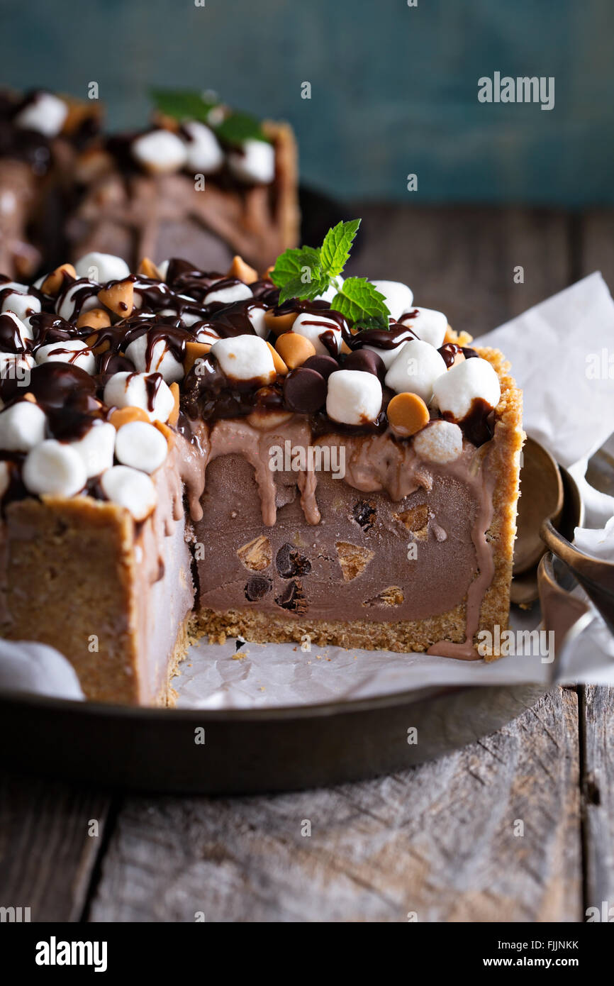 Torta gelato con marshmallows e arachidi Foto Stock