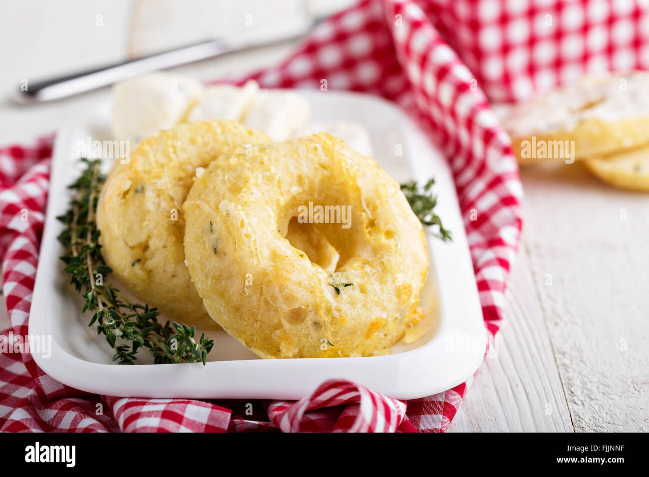 Formaggi saporiti ciambelle con timo Foto Stock