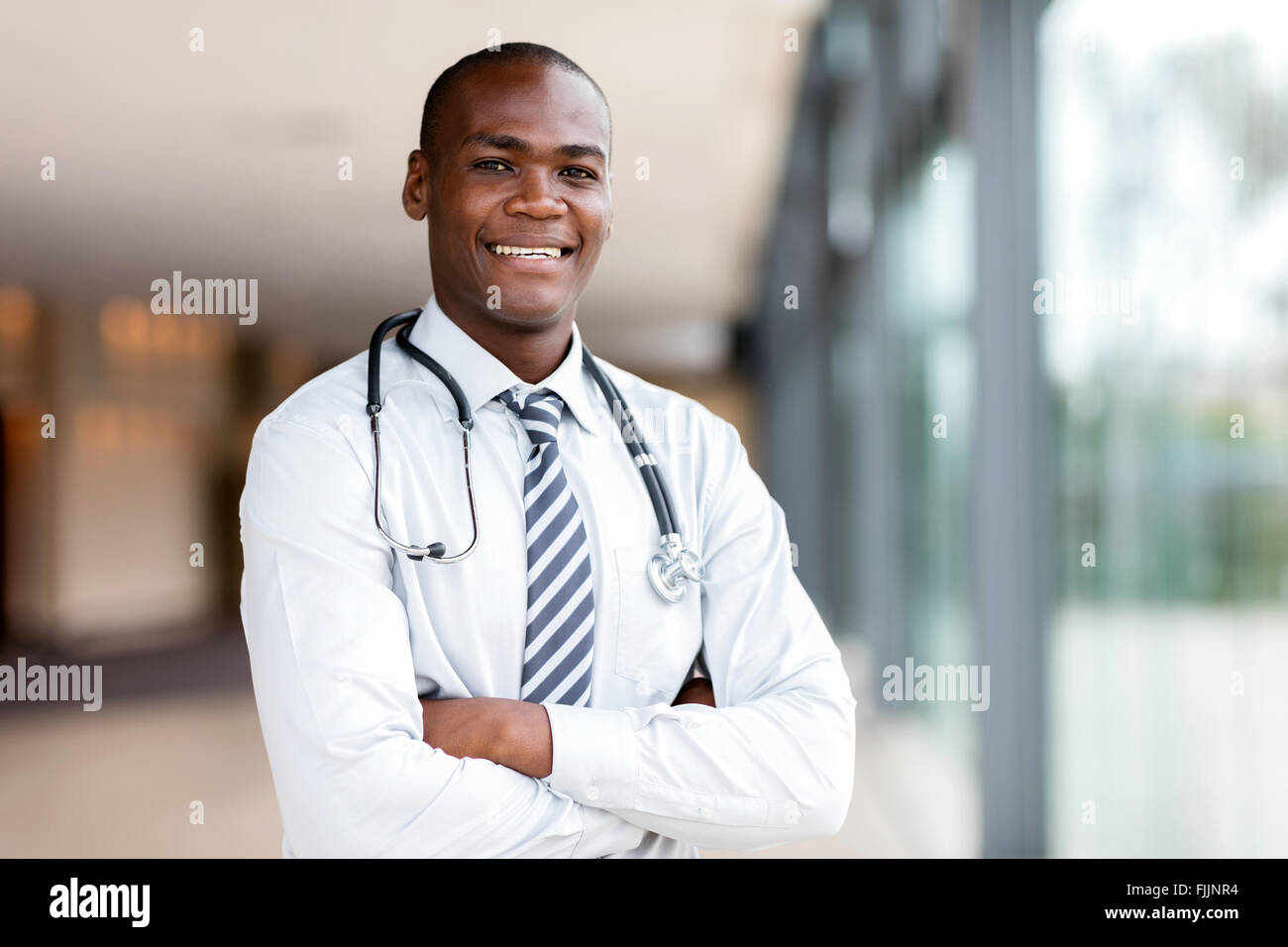 Buona ricerca black medico con le braccia incrociate Foto Stock