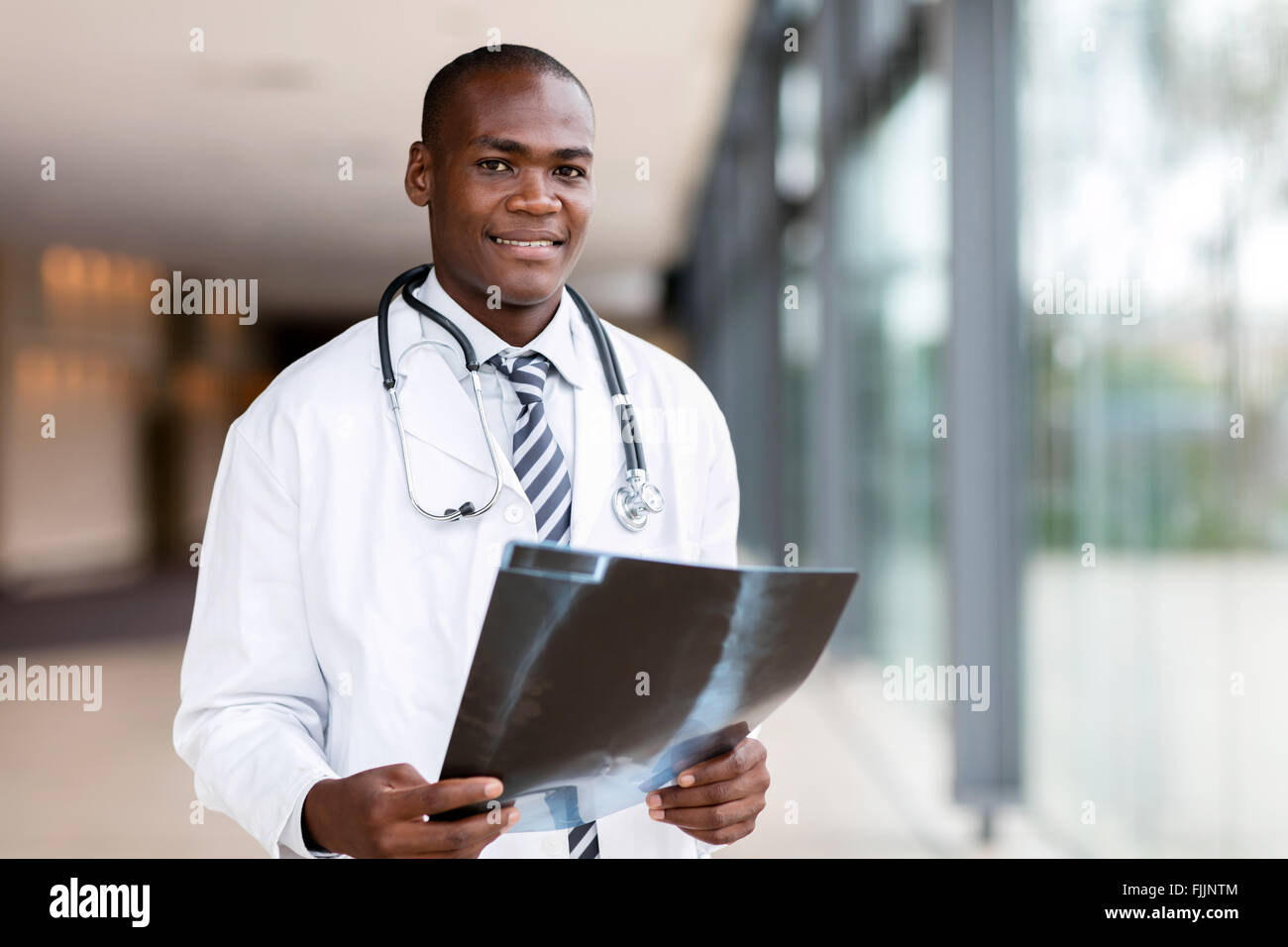 Bello americano africano medico maschio azienda x ray Foto Stock