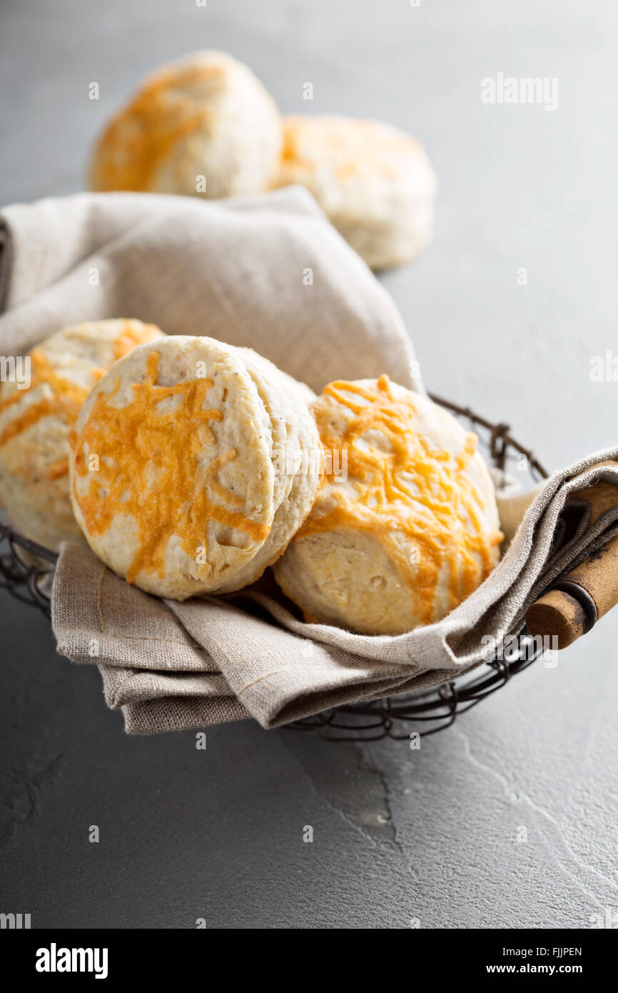 In casa il latticello biscotti con il formaggio cheddar Foto Stock