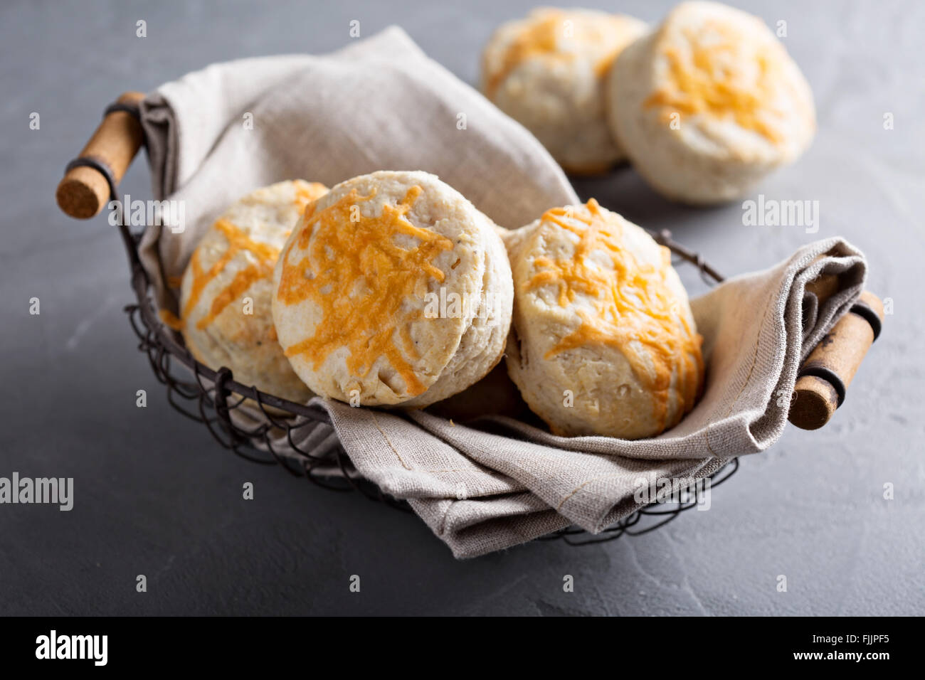 In casa il latticello biscotti con il formaggio cheddar Foto Stock