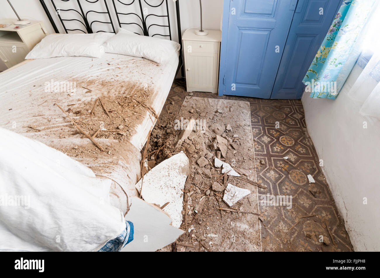 Caduto il gesso - il risultato di un soffitto crollato. Foto Stock