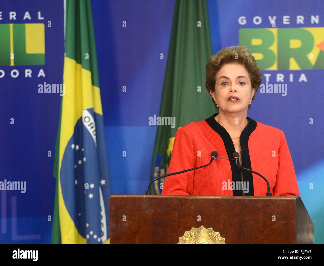 Il Presidente brasiliano Dilma Rousseff durante una cerimonia di firma di un accordo tra il governo e l'Samarco mining company al Planalto Palazzo presidenziale 2 marzo 2016 a Brasilia, Brasile. L'accordo segue il disastro ambientale quando i detriti dalla Samarco del minerale di ferro ha rotto la mia attraverso la diga di Fundão idrovie di inquinanti in due stati, devastando la fauna selvatica e ucciso almeno 17 persone. Foto Stock