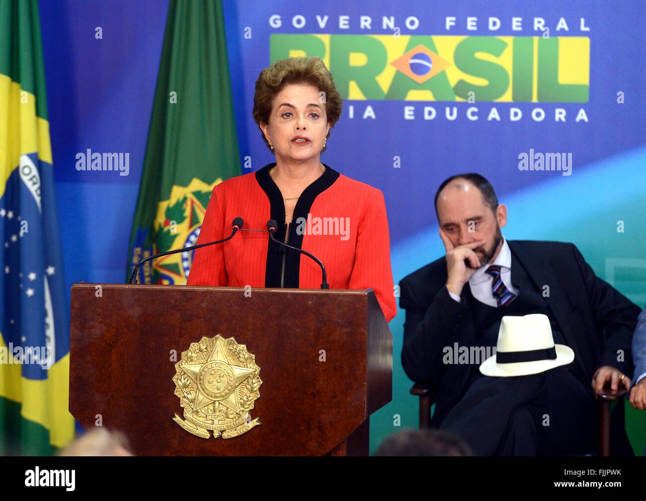 Il Presidente brasiliano Dilma Rousseff annuncia un accordo tra governo e Samarco mining company al Planalto Palazzo Presidenziale come procuratore generale Luis Inacio Adams guardare il 2 marzo 2016 a Brasilia, Brasile. L'accordo segue il disastro ambientale quando i detriti dalla Samarco del minerale di ferro ha rotto la mia attraverso la diga di Fundão idrovie di inquinanti in due stati, devastando la fauna selvatica e ucciso almeno 17 persone. Foto Stock