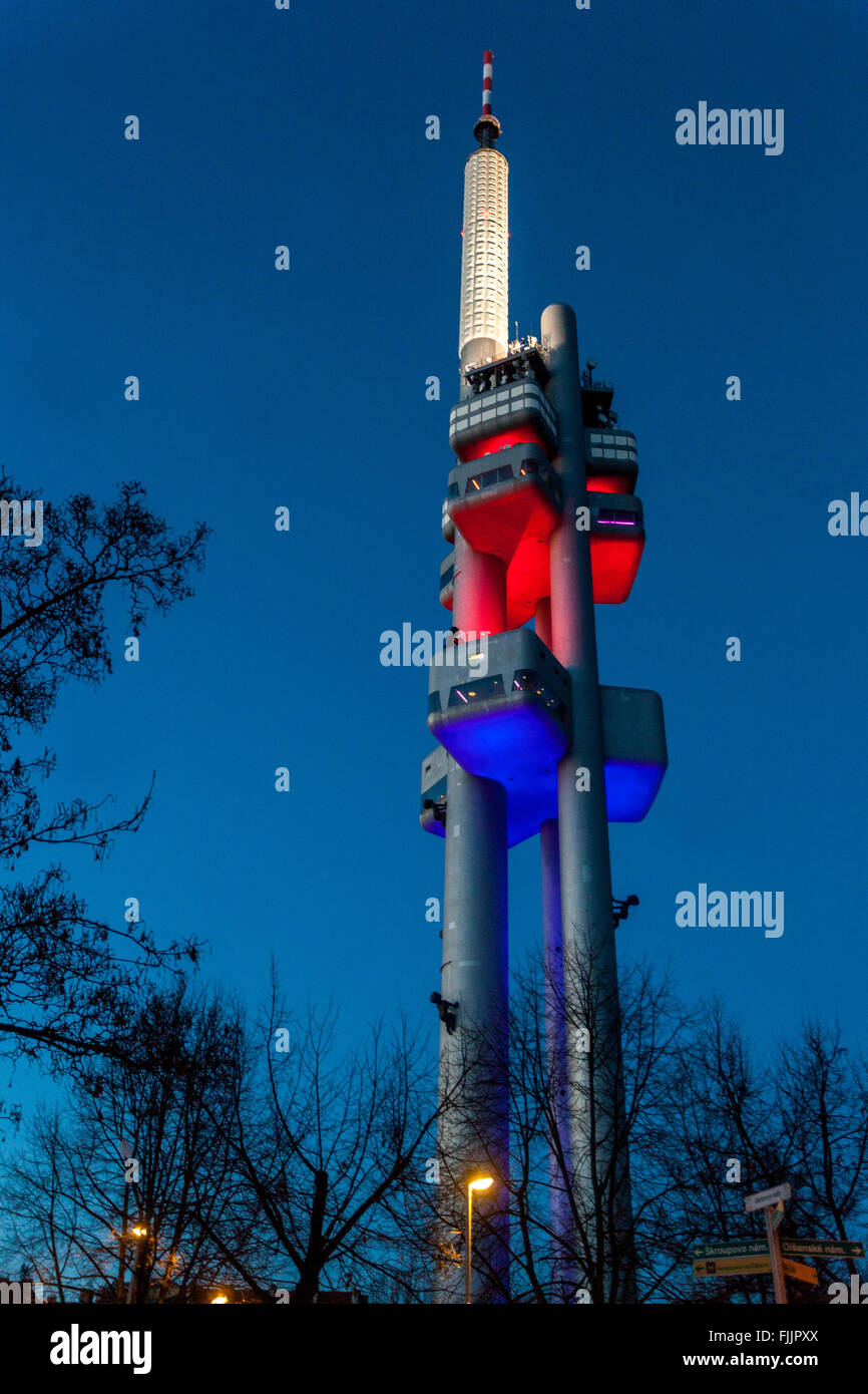 Praga Zizkov TV Tower, illuminazione notturna e strisciando neonati da David Cerny, Praga, Repubblica Ceca Foto Stock