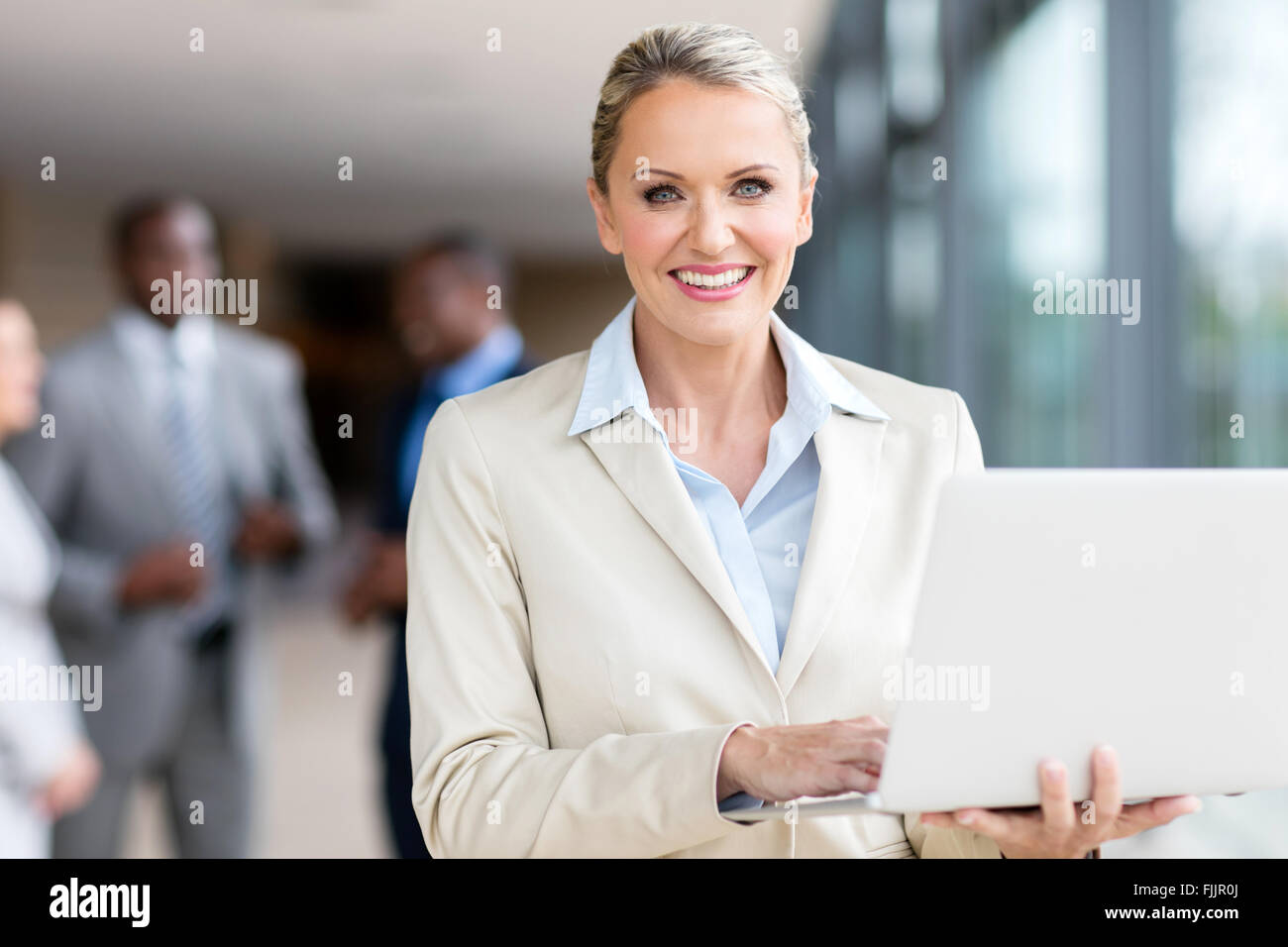 Ritratto di felice coppia imprenditrice utilizzando il computer portatile Foto Stock