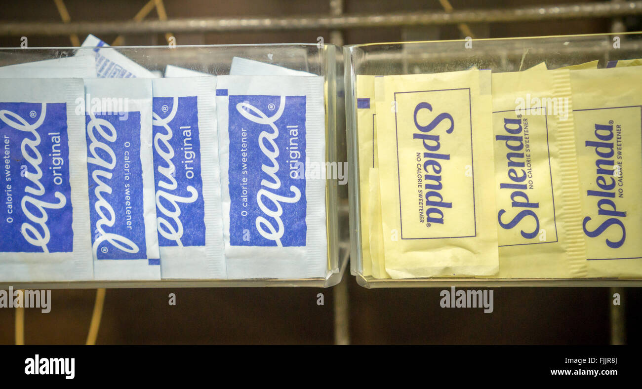 Pacchetti di parità e Splenda in un caffè bar in New York domenica 28 febbraio, 2016. Dolcificanti artificiali utilizzate diverse sostanze chimiche per migliorare il vostro caffè gusto senza calorie di zucchero. (© Richard B. Levine) Foto Stock