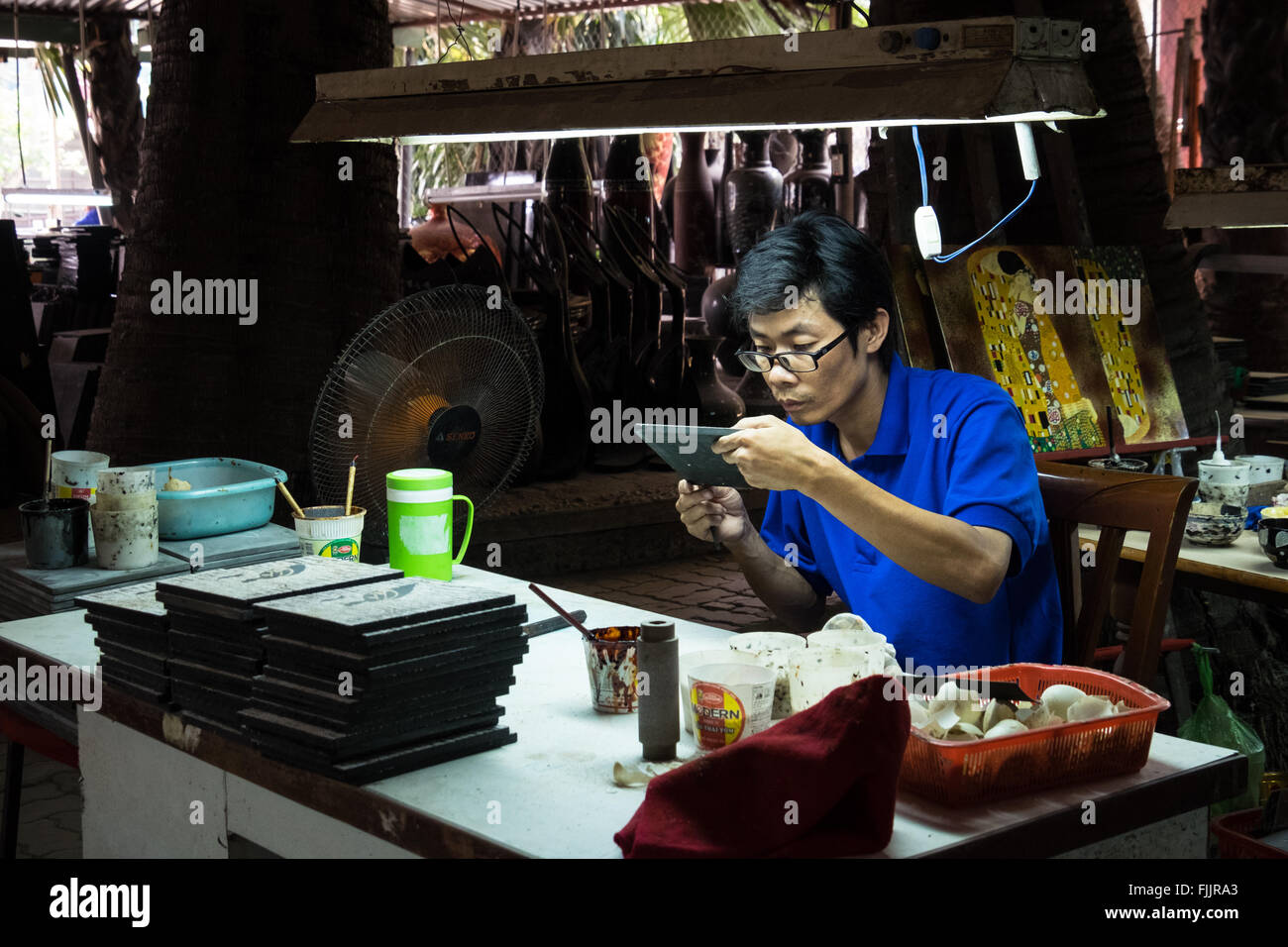 Vittime di agente Orange il lavoro presso il Nam Quoc laccati Factory nei sobborghi della città di Ho Chi Minh Foto Stock