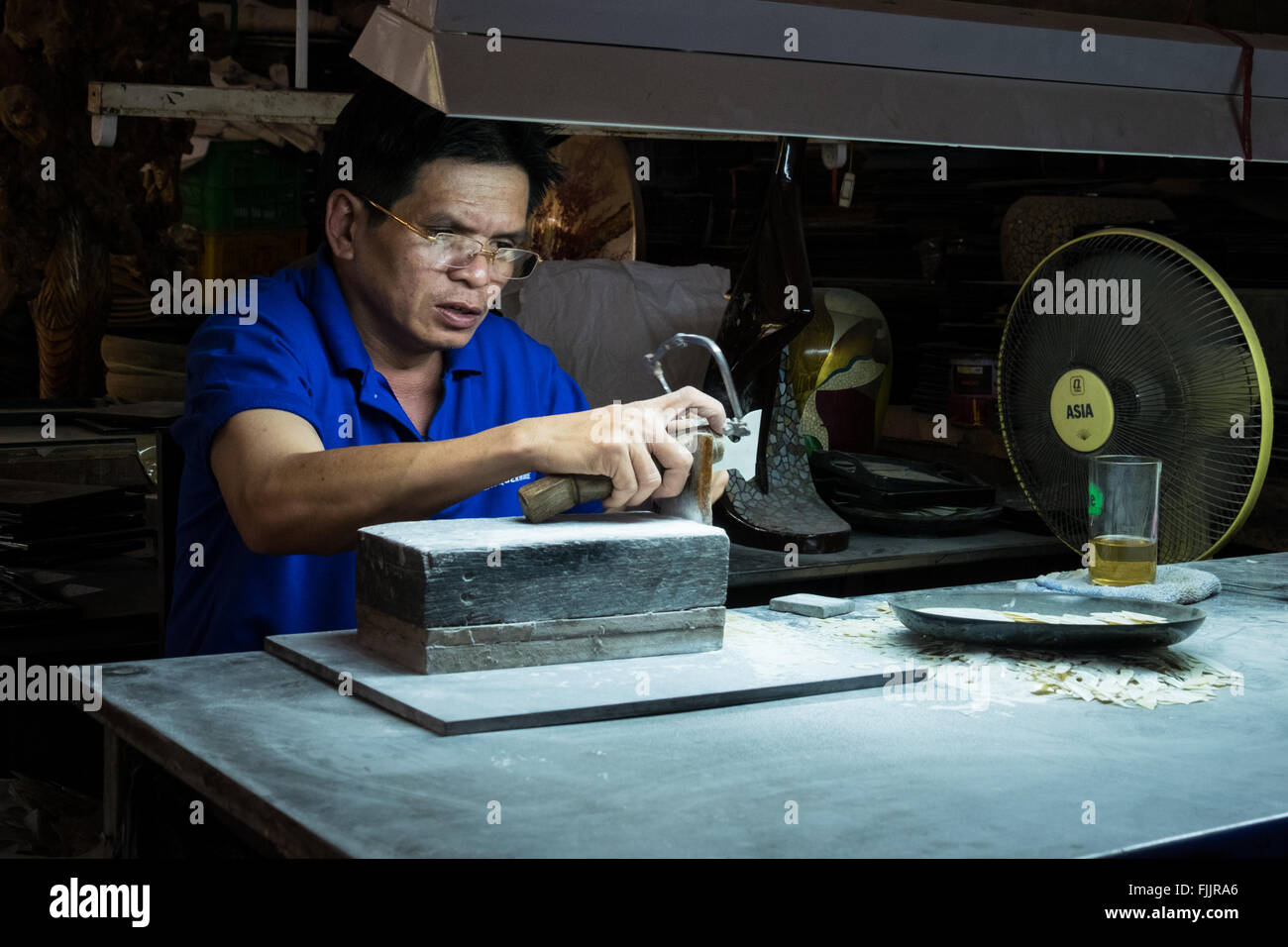 Vittime di agente Orange il lavoro presso il Nam Quoc laccati Factory nei sobborghi della città di Ho Chi Minh Foto Stock