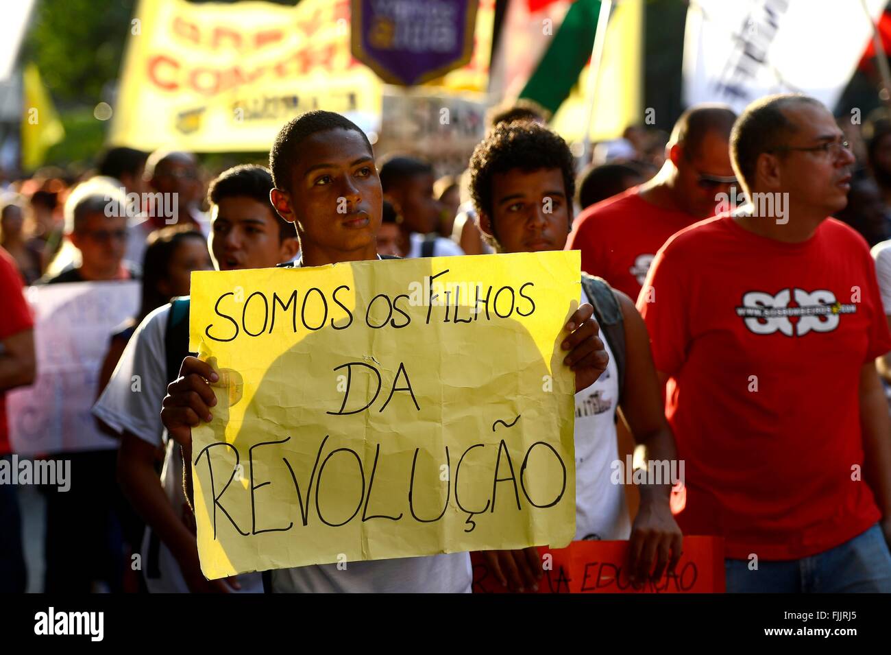 Il brasiliano gli studenti e gli insegnanti unire i sindacati in protesta contro il Governatore Luiz Fernando Pezao tagli di bilancio per lavoratori statali fuori l Assemblea Legislativa dello stato Marzo 2, 2016 a Rio de Janerio, Brasile. Foto Stock