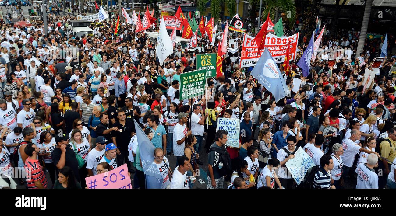 Il brasiliano gli studenti e gli insegnanti unire i sindacati in protesta contro il Governatore Luiz Fernando Pezao tagli di bilancio per lavoratori statali fuori l Assemblea Legislativa dello stato Marzo 2, 2016 a Rio de Janerio, Brasile. Foto Stock