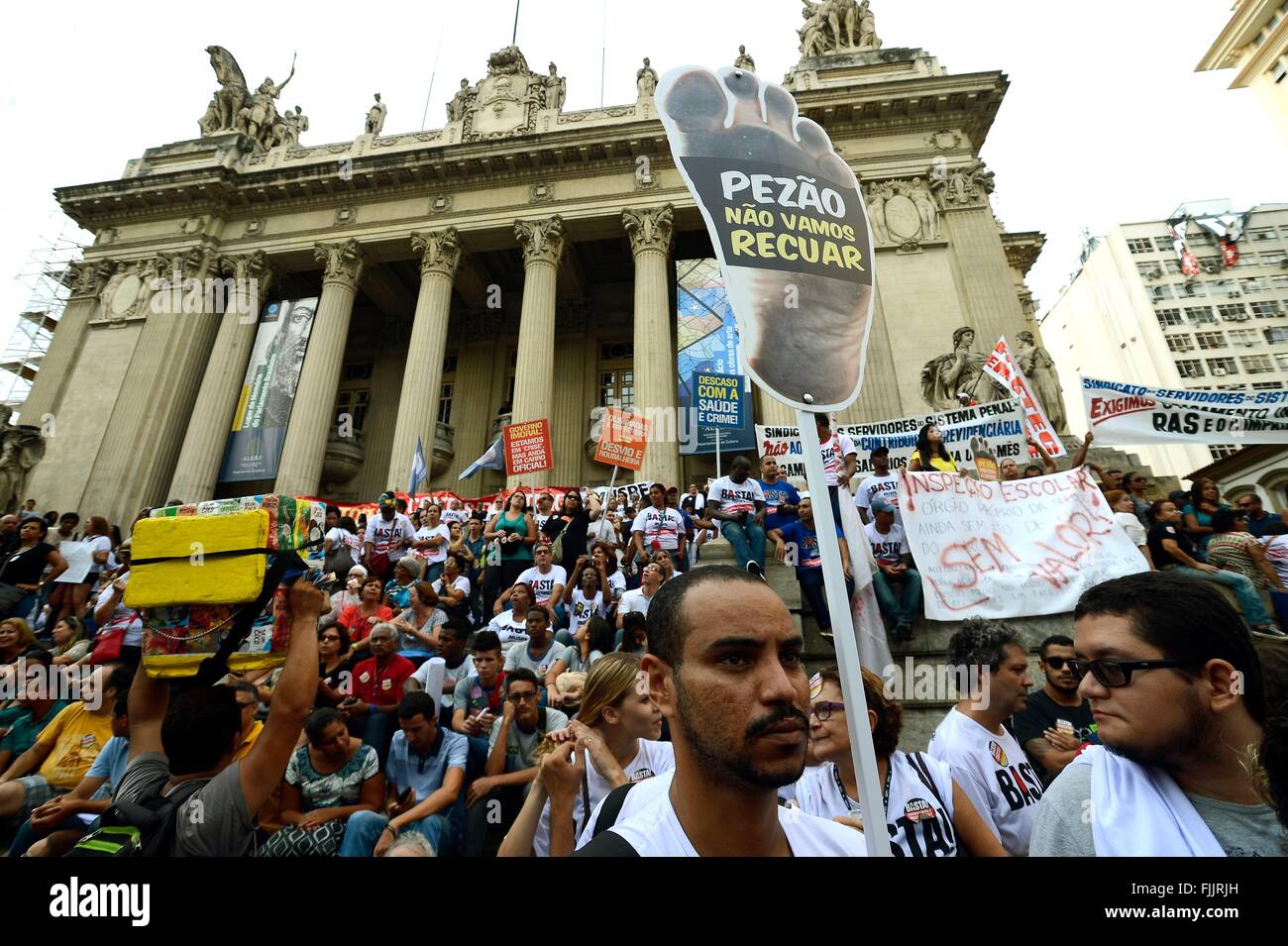 Il brasiliano gli studenti e gli insegnanti unire i sindacati in protesta contro il Governatore Luiz Fernando Pezao tagli di bilancio per lavoratori statali fuori l Assemblea Legislativa dello stato Marzo 2, 2016 a Rio de Janerio, Brasile. Foto Stock