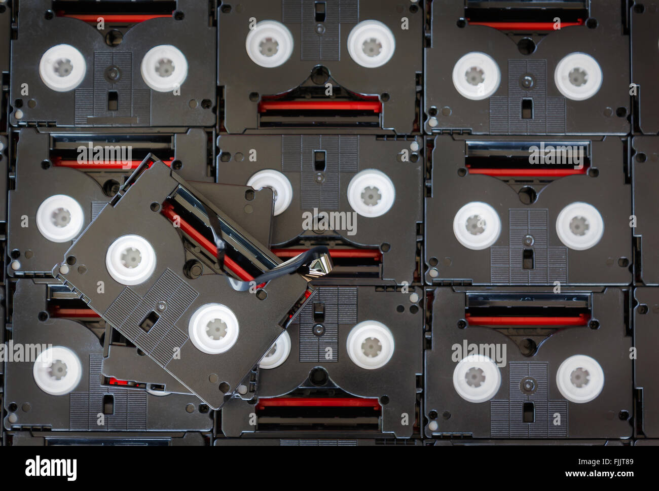 Abbandonato pila di vecchi inutile mini DV (registrazione video cassetta a nastro) Foto Stock