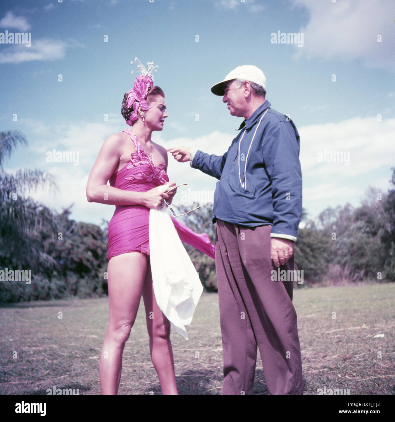 Esther Williams e Busby Berkeley durante le riprese di facile da amare, in Winter Haven, Florida, 1953. Foto Stock