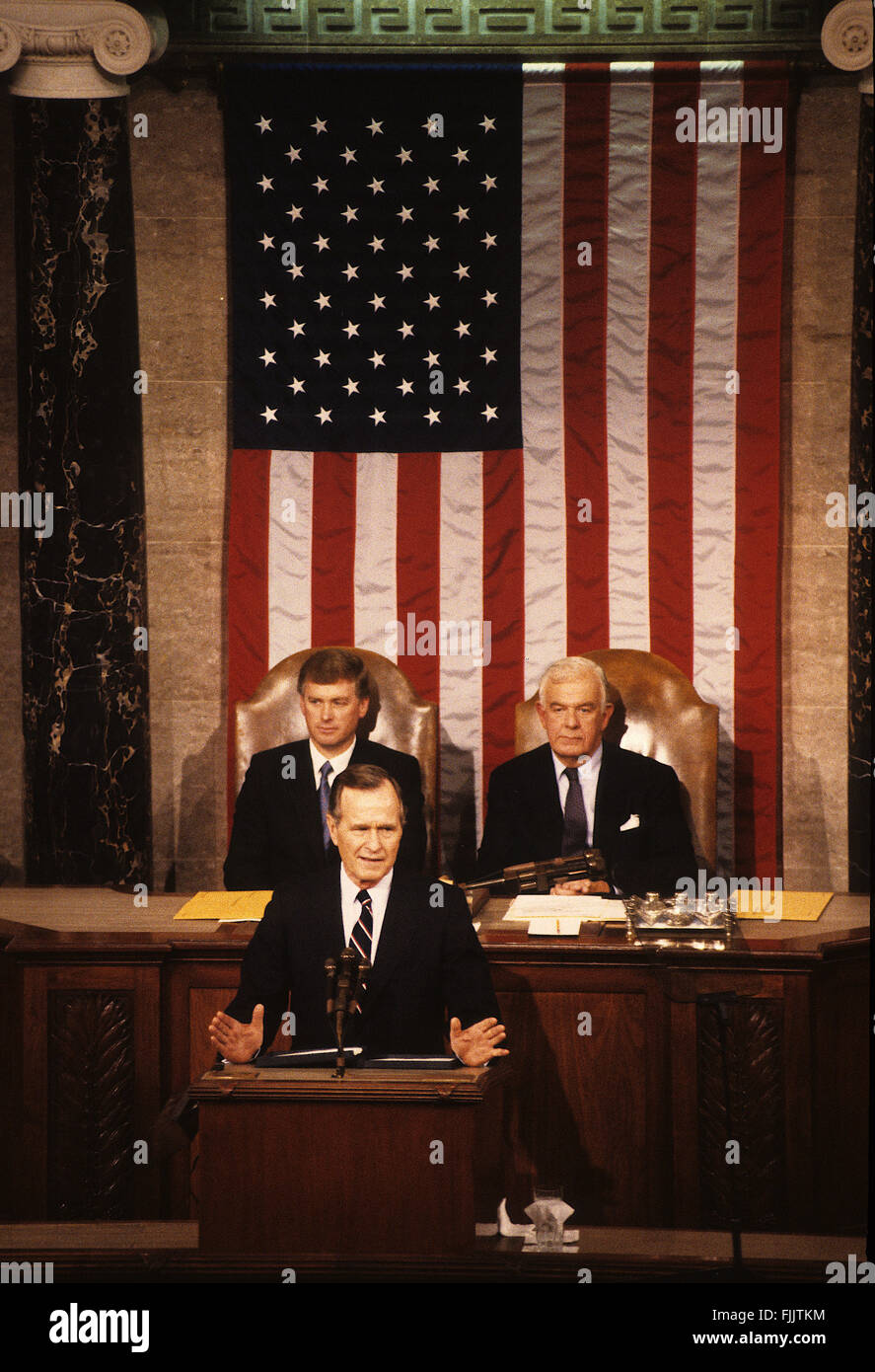 Washington, DC, Stati Uniti d'America, 31 gennaio, 1990 Presidente George H.W. Bush offre il suo stato dell Unione Indirizzo per la 101st congresso. Il presidente Bush ha parlato dei cambiamenti nel mondo nell'ultimo anno: la restaurazione della democrazia a Panama, la liberazione della Polonia e della Cecoslovacchia da controllo comunista e la caduta del muro di Berlino. Egli ha anche parlato di proposte di politica in materia di istruzione e circa l'economia degli Stati Uniti e le tasse. Seduto dietro di lui è il portavoce della Casa Thomas Foley e vice presidente Dan Quayle Credito: Mark Reinstein Foto Stock