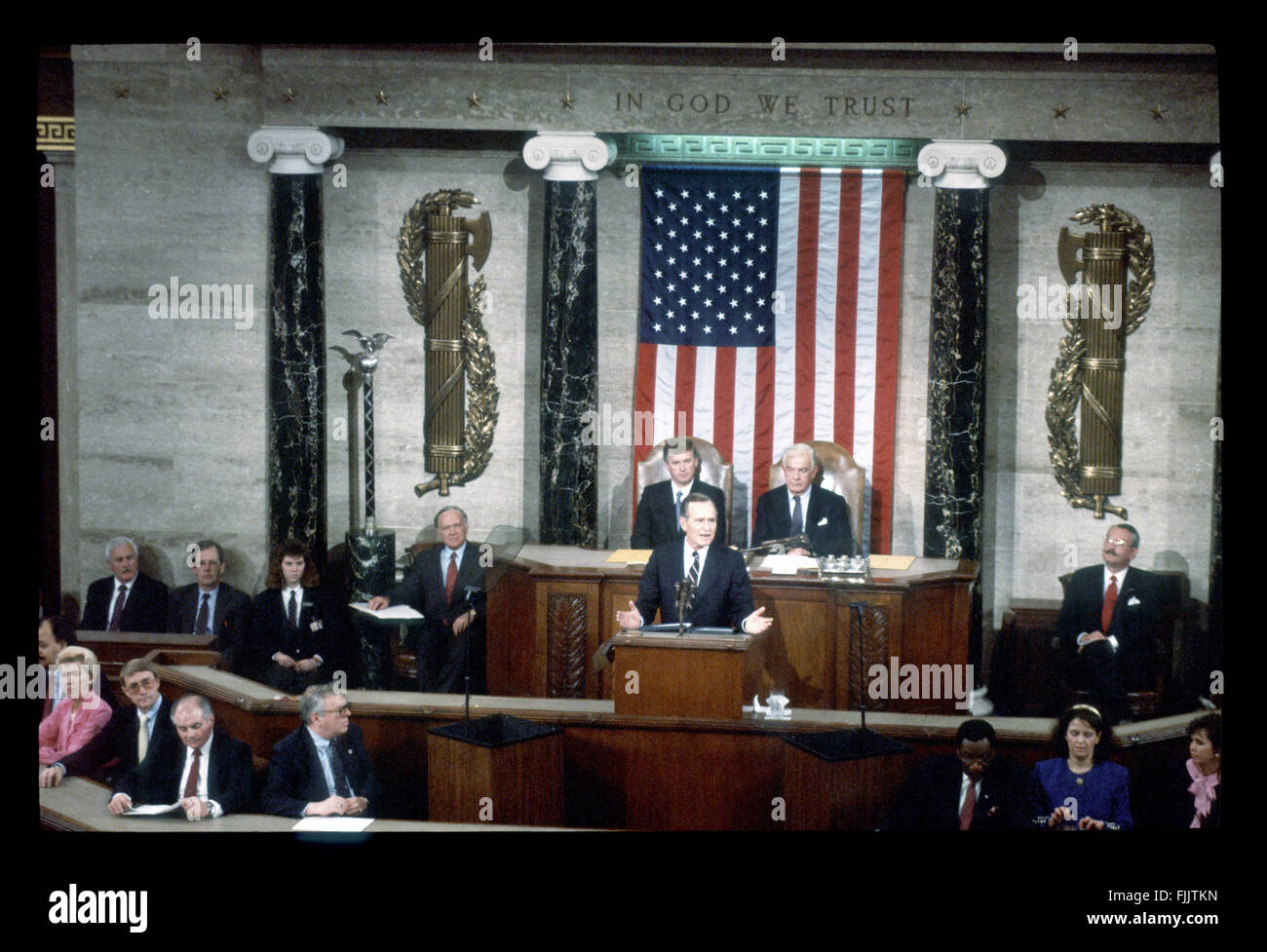 Washington, DC, Stati Uniti d'America, 31 gennaio, 1990 Presidente George H.W. Bush offre il suo stato dell Unione Indirizzo per la 101st congresso. Il presidente Bush ha parlato dei cambiamenti nel mondo nell'ultimo anno: la restaurazione della democrazia a Panama, la liberazione della Polonia e della Cecoslovacchia da controllo comunista e la caduta del muro di Berlino. Egli ha anche parlato di proposte di politica in materia di istruzione e circa l'economia degli Stati Uniti e le tasse. Credito: Mark Reinstein Foto Stock