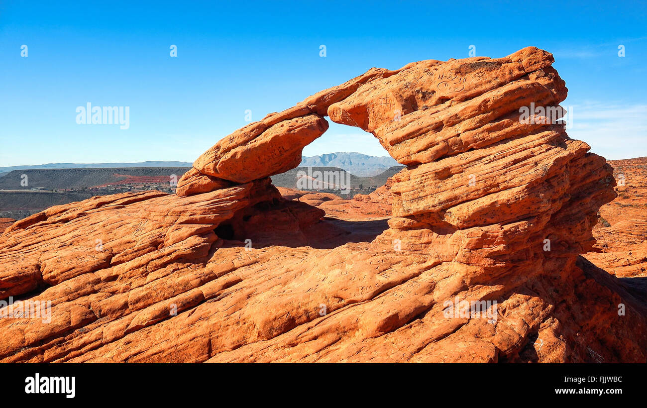Un piccolo arco di pietra arenaria di Pioneer Park di San Giorgio, Utah Foto Stock