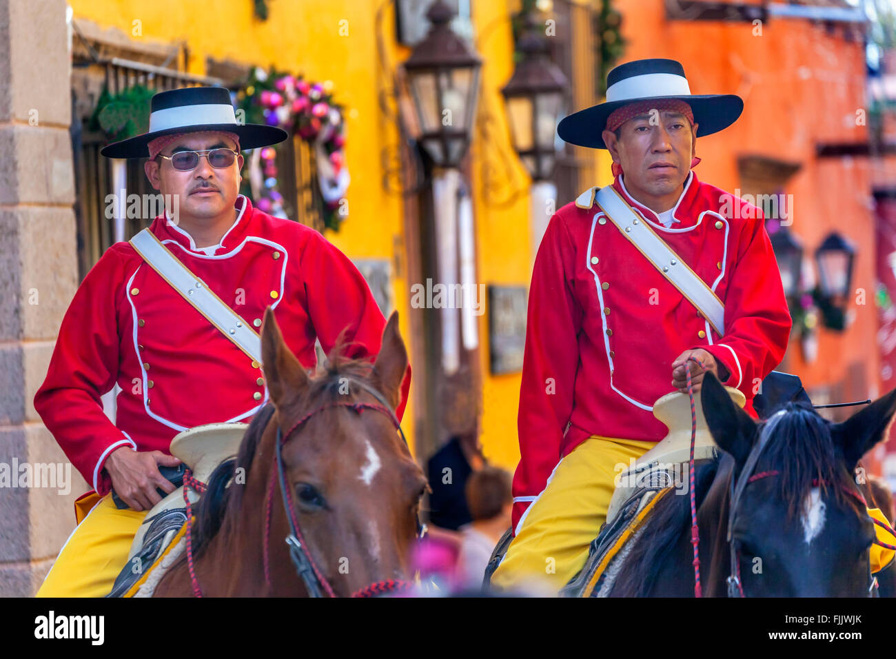 Polizia montata uniformi tradizionali Jardin Piazza della Città di San Miguel De Allende Messico. Foto Stock
