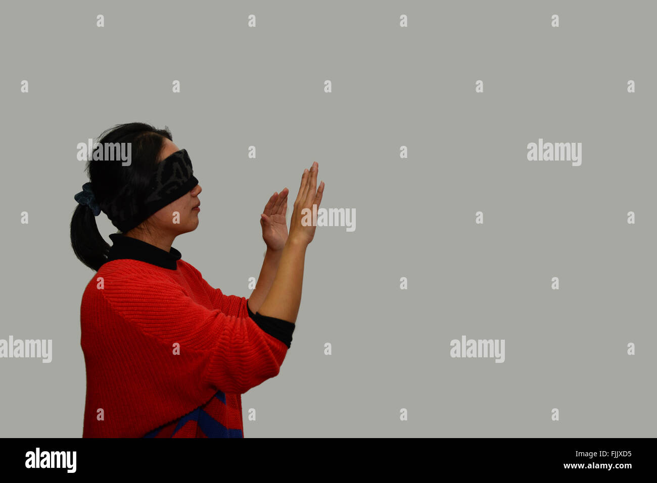 La donna gli occhi bendati Foto Stock