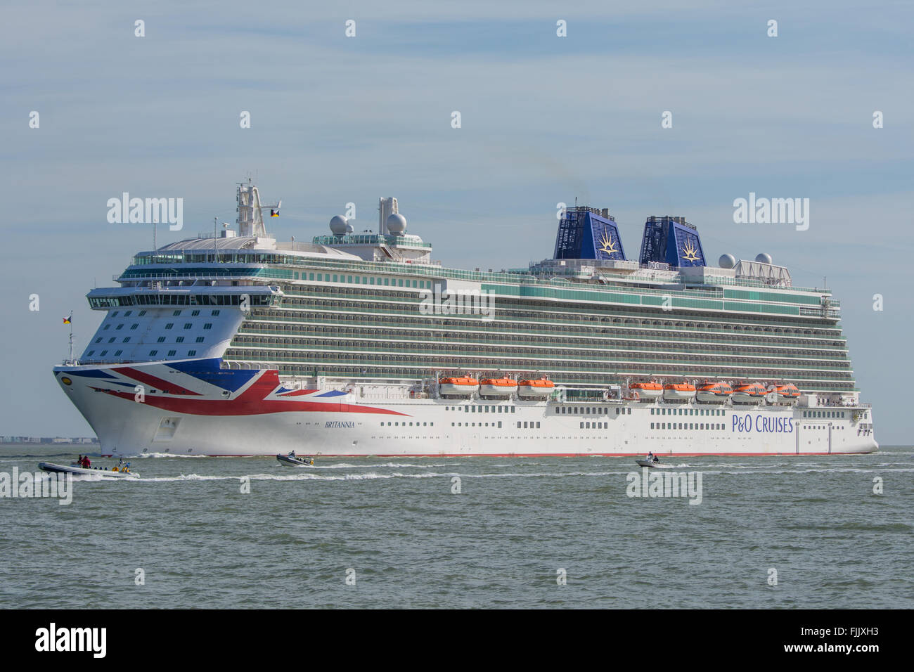 La P&O NAVE DA CROCIERA Britannia rende il suo primo arrivo a Southampton, Regno Unito il 6 marzo 2015. Foto Stock