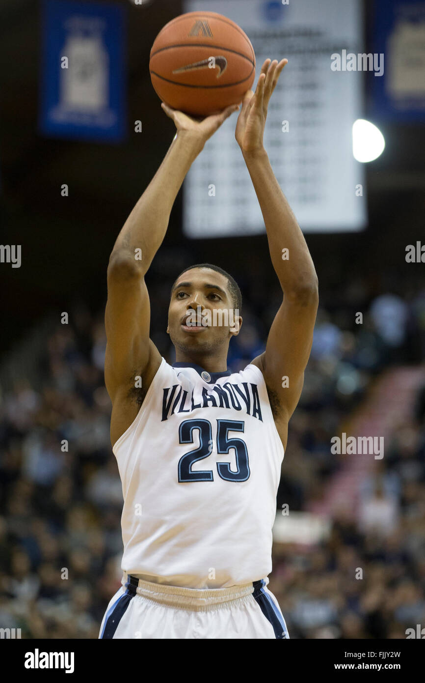 Villanova, Pennsylvania, USA. 1 Mar, 2016. Villanova Wildcats Mikal guardia ponti (25) con il tiro libero tentativo durante il NCAA pallacanestro tra la DePaul Blue Demons e Villanova Wildcats presso il padiglione a Villanova, Pennsylvania. Il Villanova Wildcats ha vinto 83-62. Christopher Szagola/CSM/Alamy Live News Foto Stock