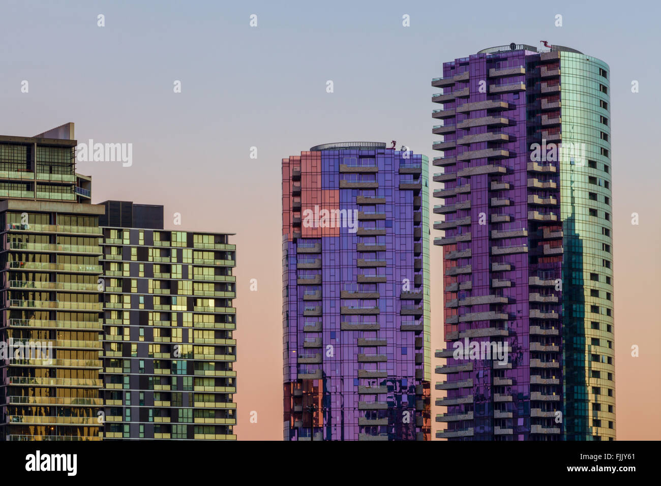 Primo piano della residetial edifici alti nei Docklands, Melbourne all'alba Foto Stock
