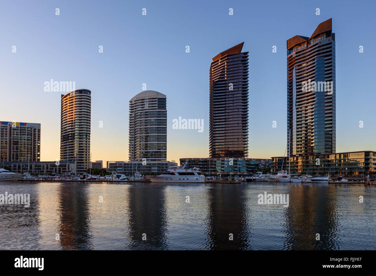Zona residenziale edifici alti e Yarra waterfront con yacht ancorati nei Docklands, Melbourne, la mattina presto. Foto Stock