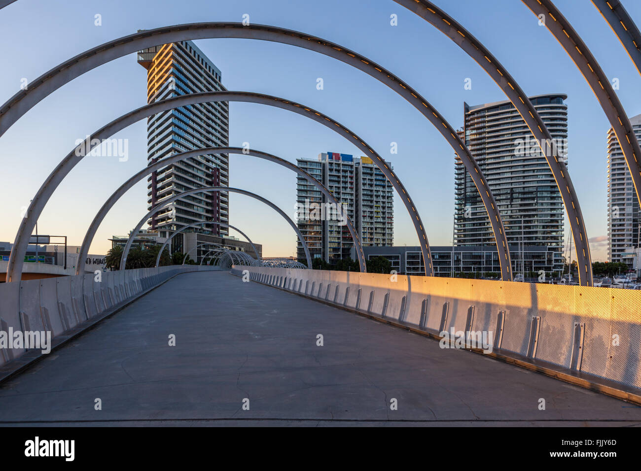 Edifici alti visto attraverso gli archi del Ponte di Webb, Docklands, Melbourne. Foto Stock