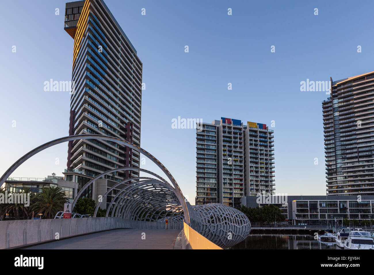 Webb Bridge e alti edifici nei Docklands, Melbourne Foto Stock