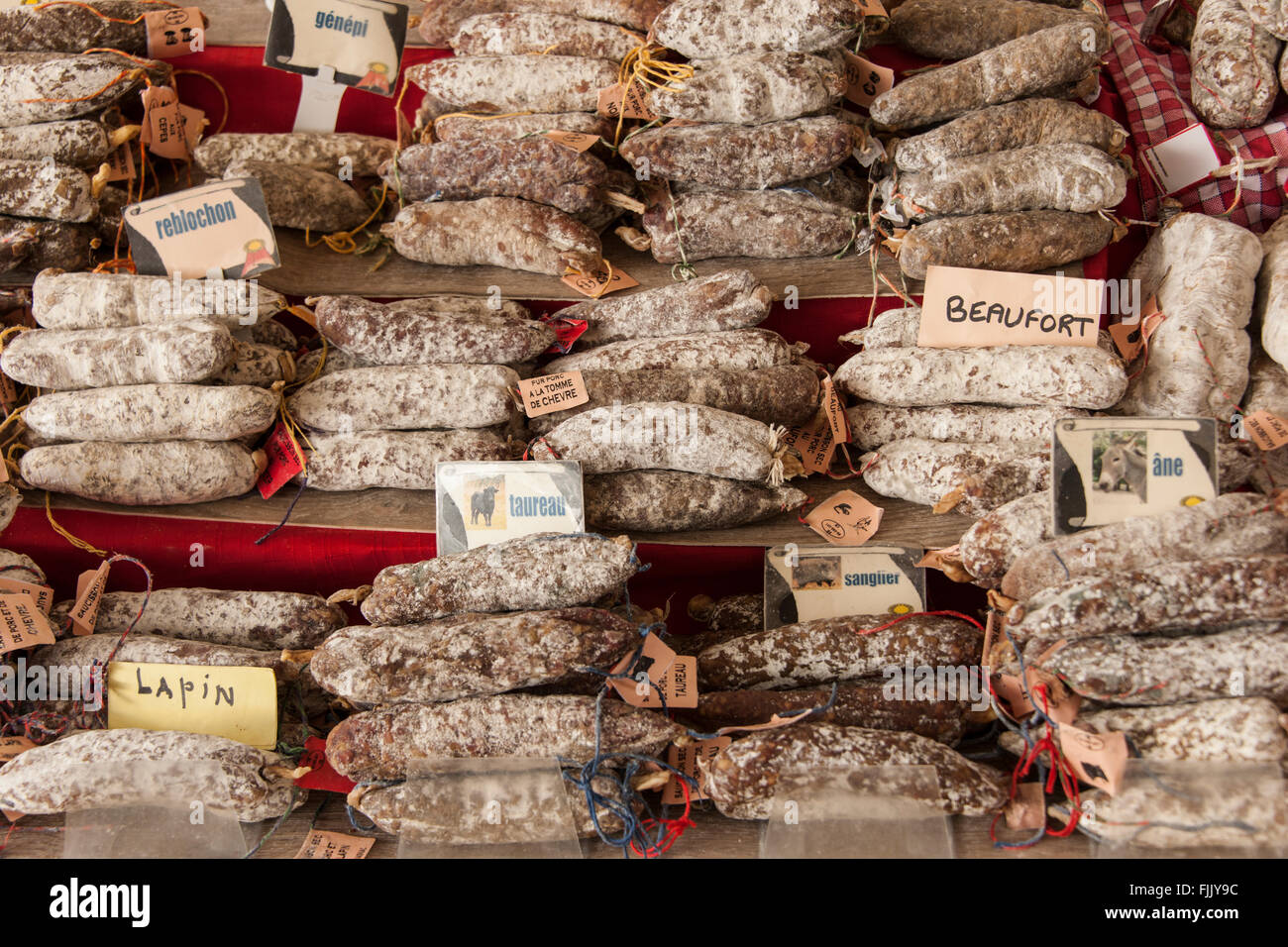 Francesi assortite salsiccia secca al mercato Foto Stock