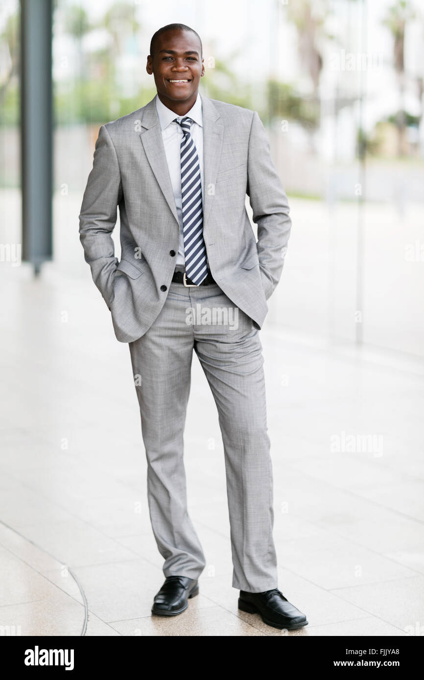 Ritratto di giovani afro American businessman in piedi in ufficio Foto Stock