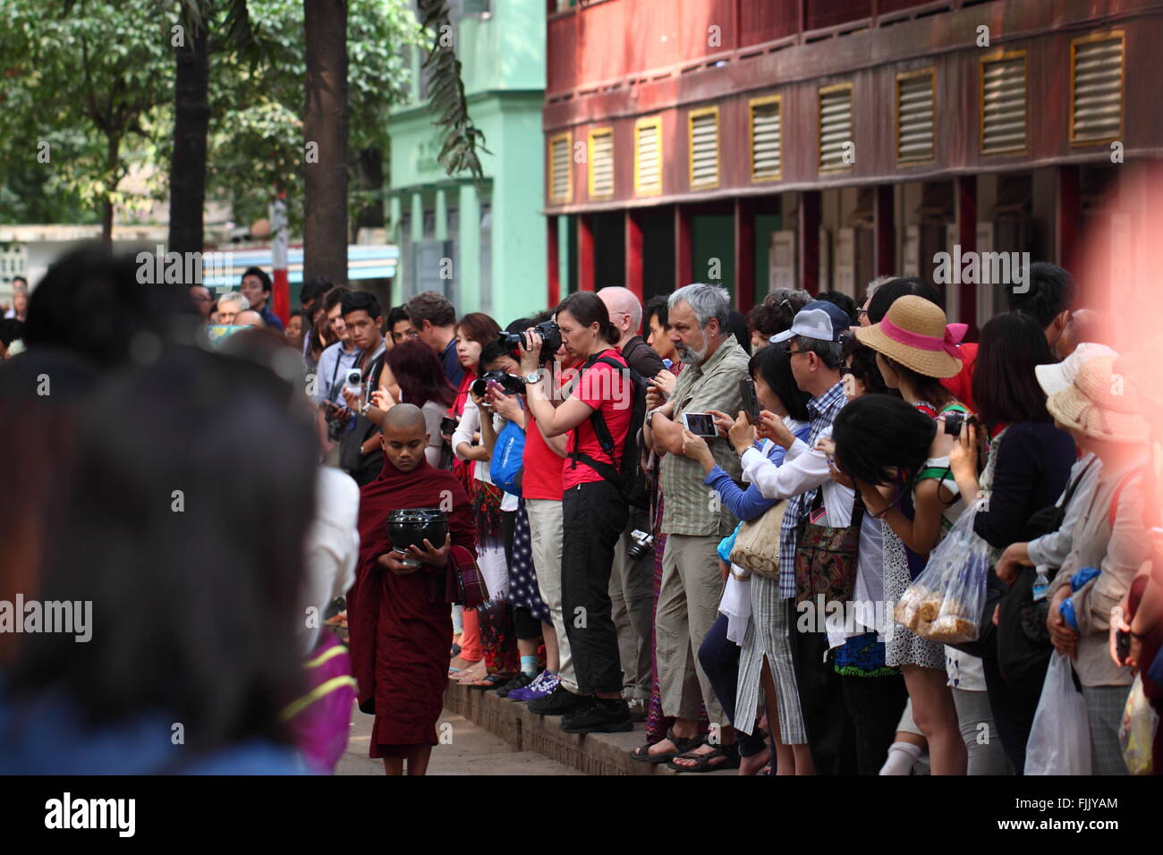 Alms tradizionale cerimonia di consegna per la distribuzione di cibo ai monaci buddisti nelle strade di Mahar Gandar Yone Monastero , Myanmar Foto Stock